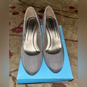 Gray pumps striped size 5 1/2 W by comfort plus very cushiony